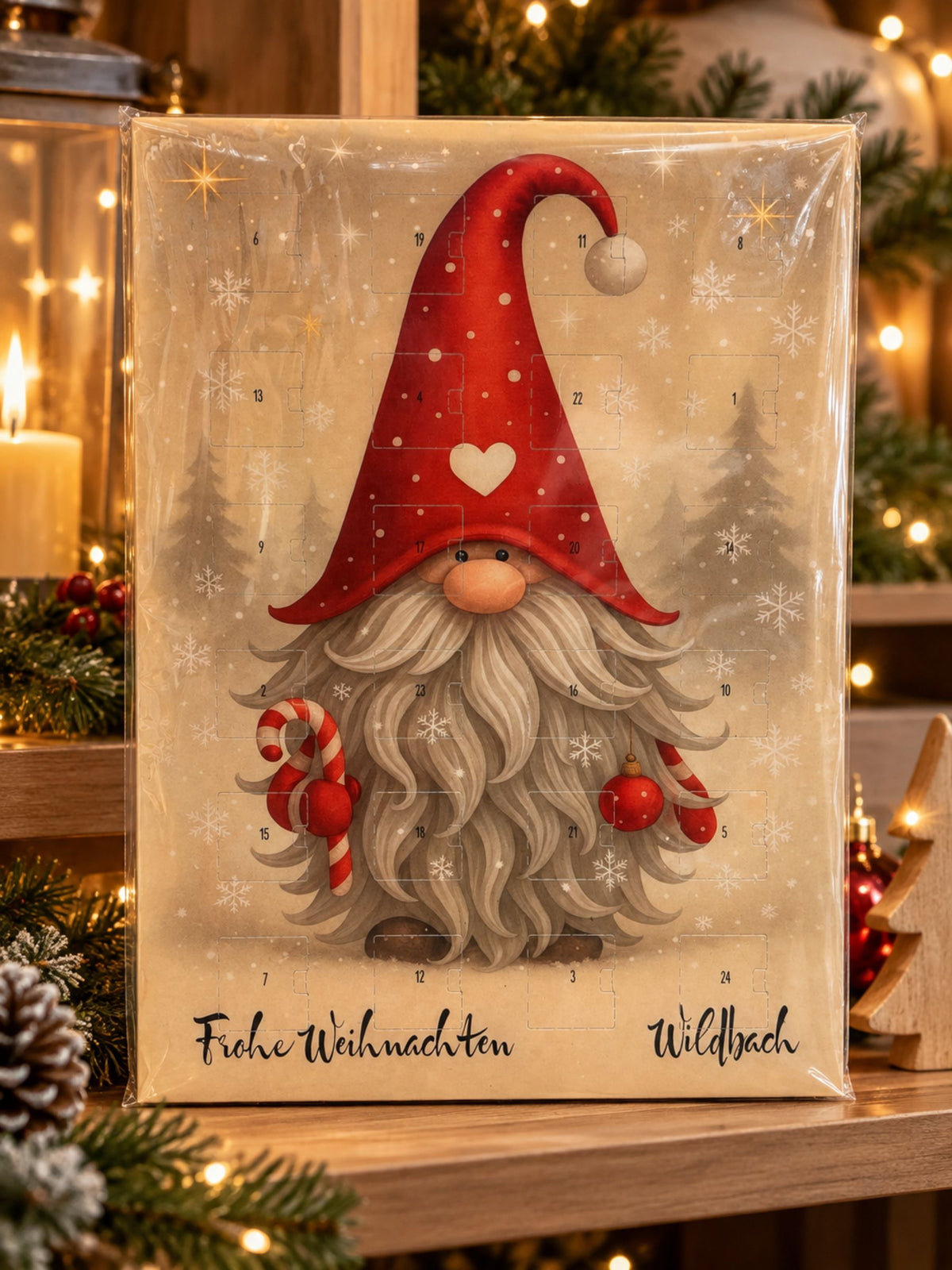 Wildbach Adventskalender Wichtel mit 24 Pralinen und 270g vor weihnachtlichem Hintergrund