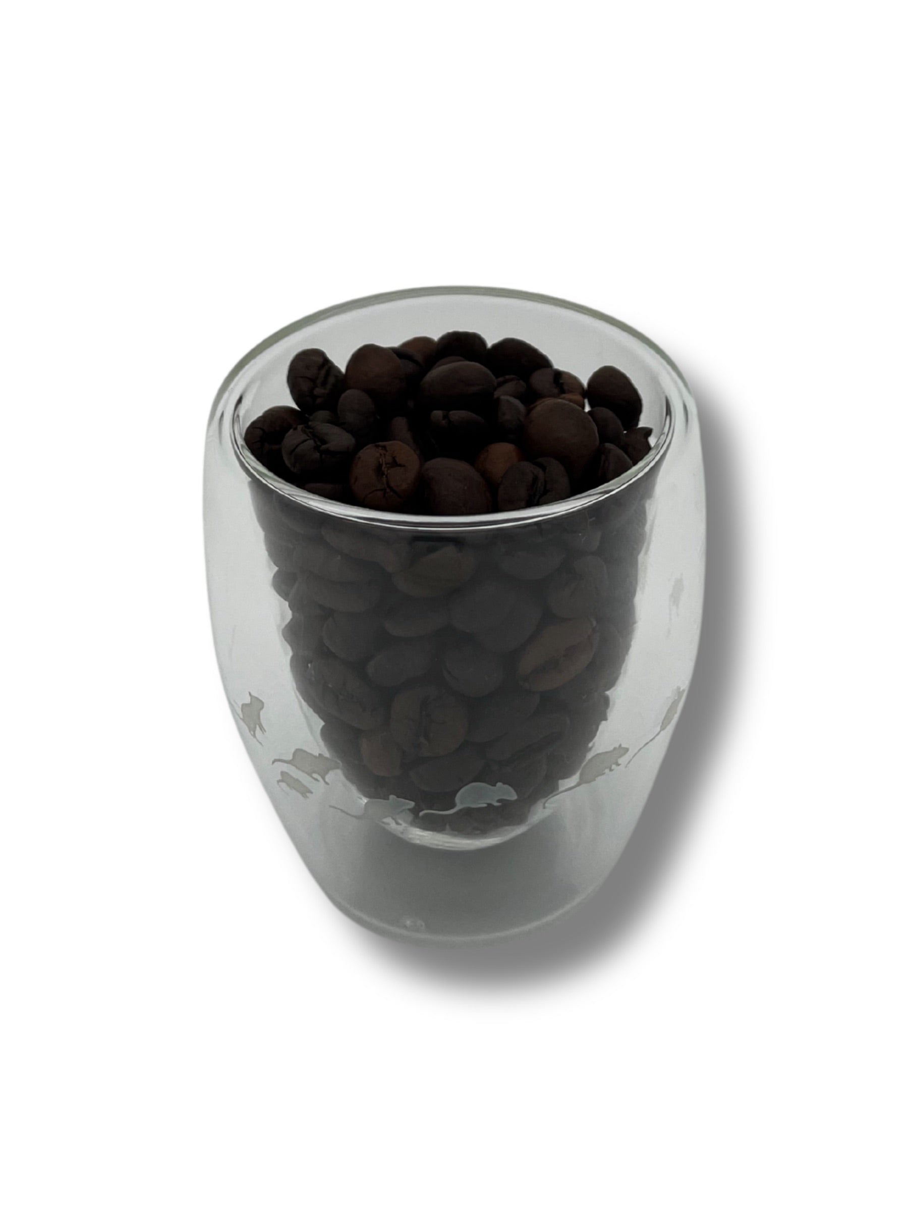 Hitzebeständiges Cappuccino-Glas aus Hameln mit Rattenfänger-Motiv und frisch gebrühtem Kaffee – ideal als Geschenk oder Souvenir