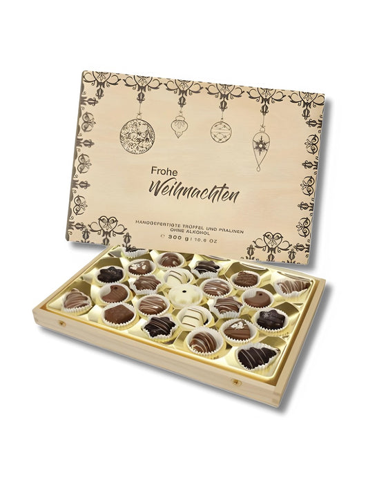 Lauensteiner Weihnachts Schatzkästchen ohne Alkohol 300 g – exklusive Holzkiste gefüllt mit handgefertigten Pralinen und Trüffeln wie Spekulatius, Pistazienmarzipan und Blütenhonig-Trüffel, erhältlich bei Dreyer Confiserie in Hameln.