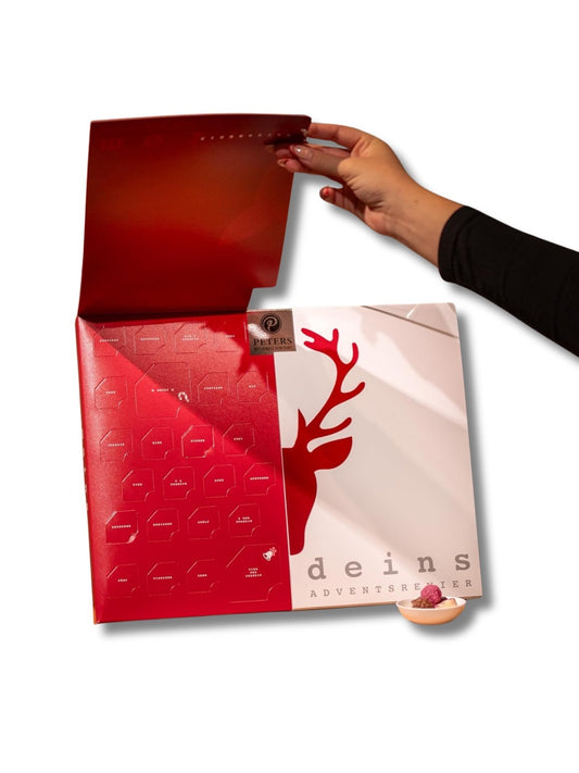 Vorderseite aufgeklappt des PETERS Adventskalenders „Meins & Deins“ 290 g – Pärchen-Adventskalender mit 48 Mini-Pralinen und Schokoladenfiguren.