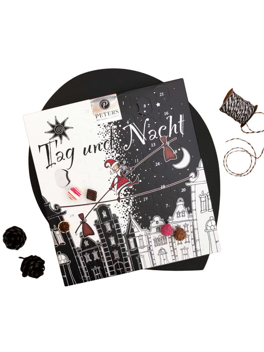 Vorderseite des PETERS Tag & Nacht Adventskalenders 275 g mit 48 Pralinen – alkoholfreie Mini-Trüffel für den Tag und Trüffel mit Alkohol für die Nacht.