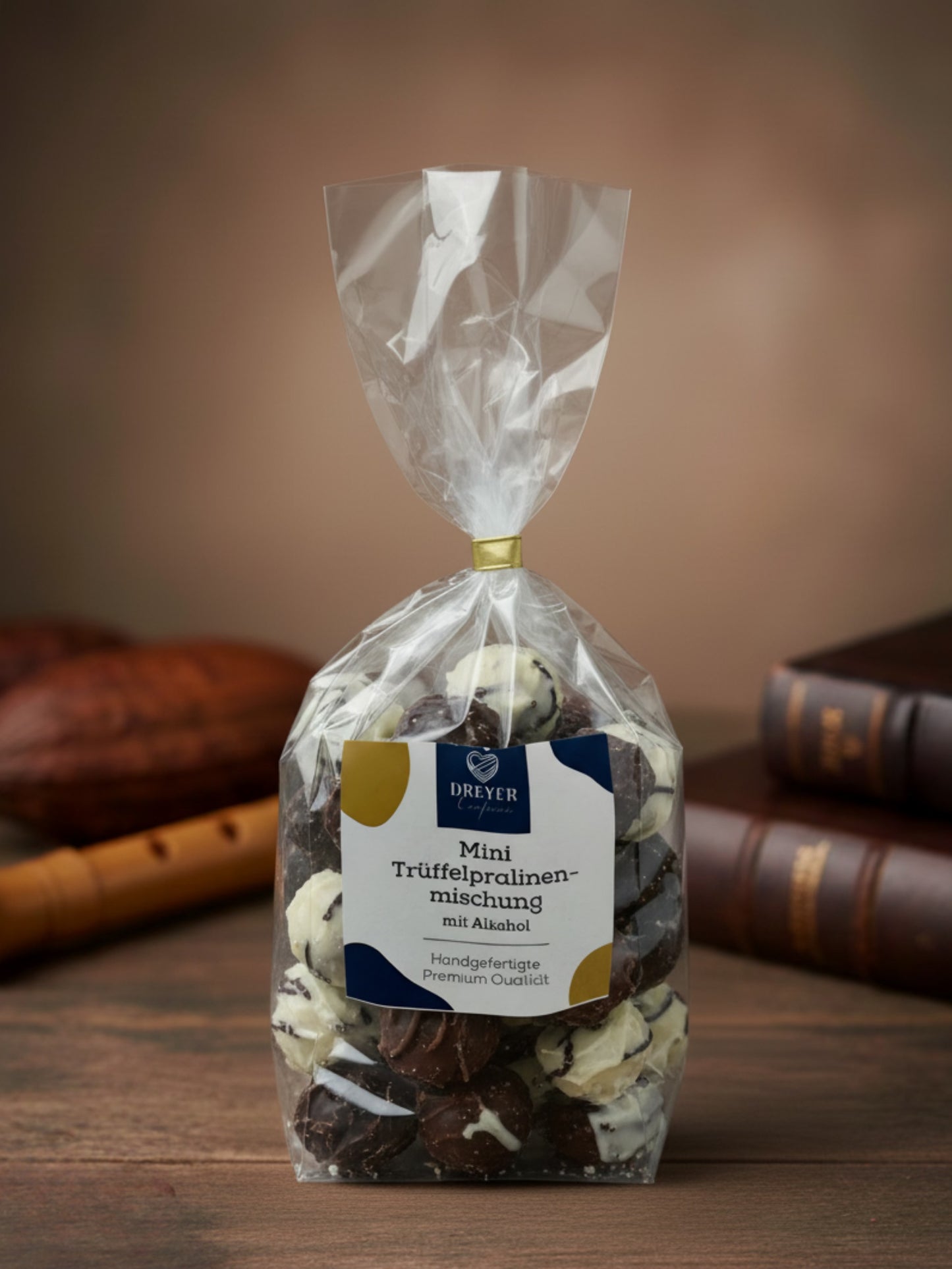 Mini-Trüffelpralinenmischung mit Alkohol 150g von der Dreyer Confiserie, hergestellt von Wagner Pralinen, sechs Sorten Trüffel aus Hameln im Geschenkbeutel.