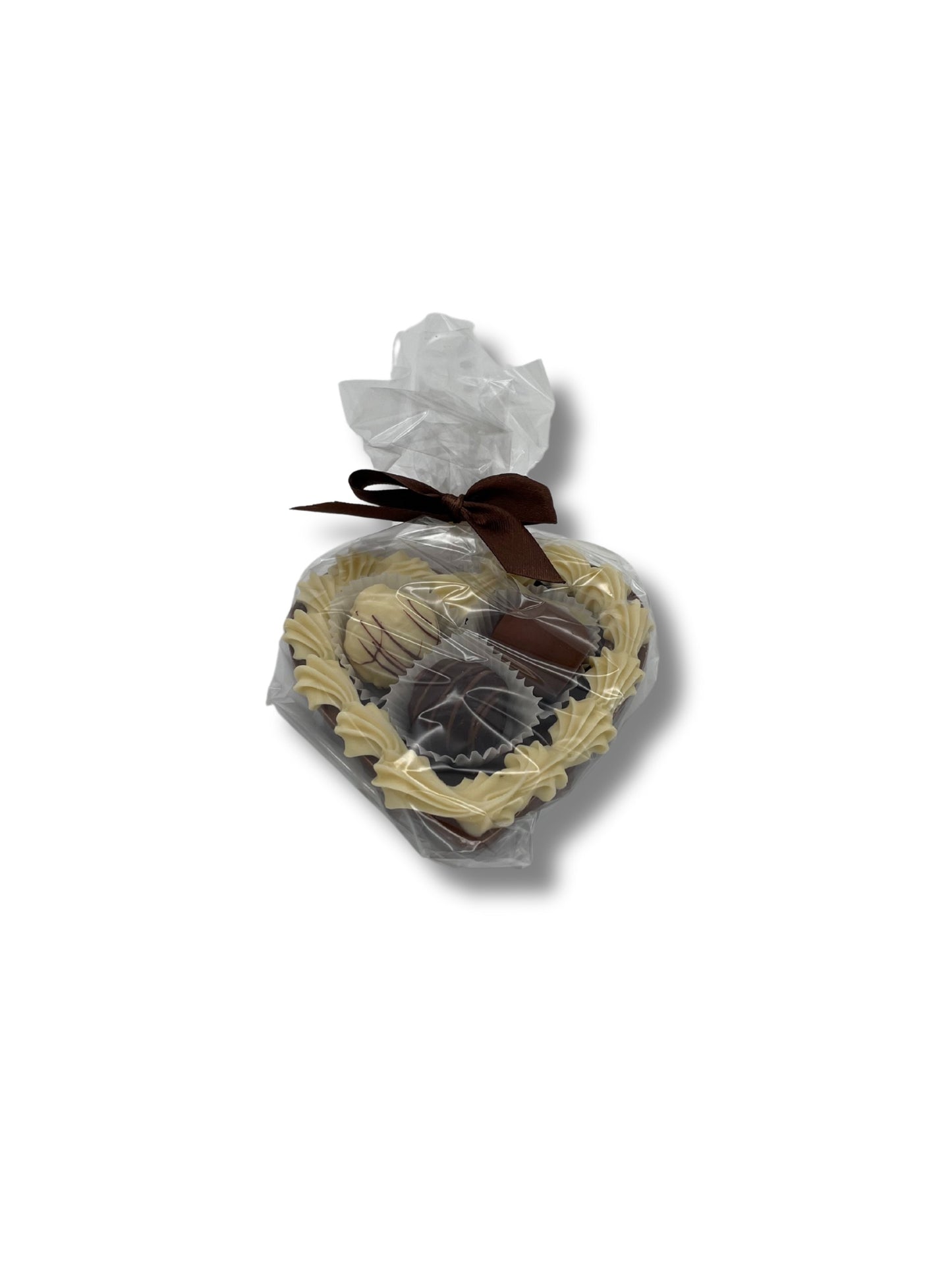 Herzschale aus Vollmilchschokolade mit drei alkoholfreien Pralinen – Geschenkidee von Dreyer Confiserie Hameln