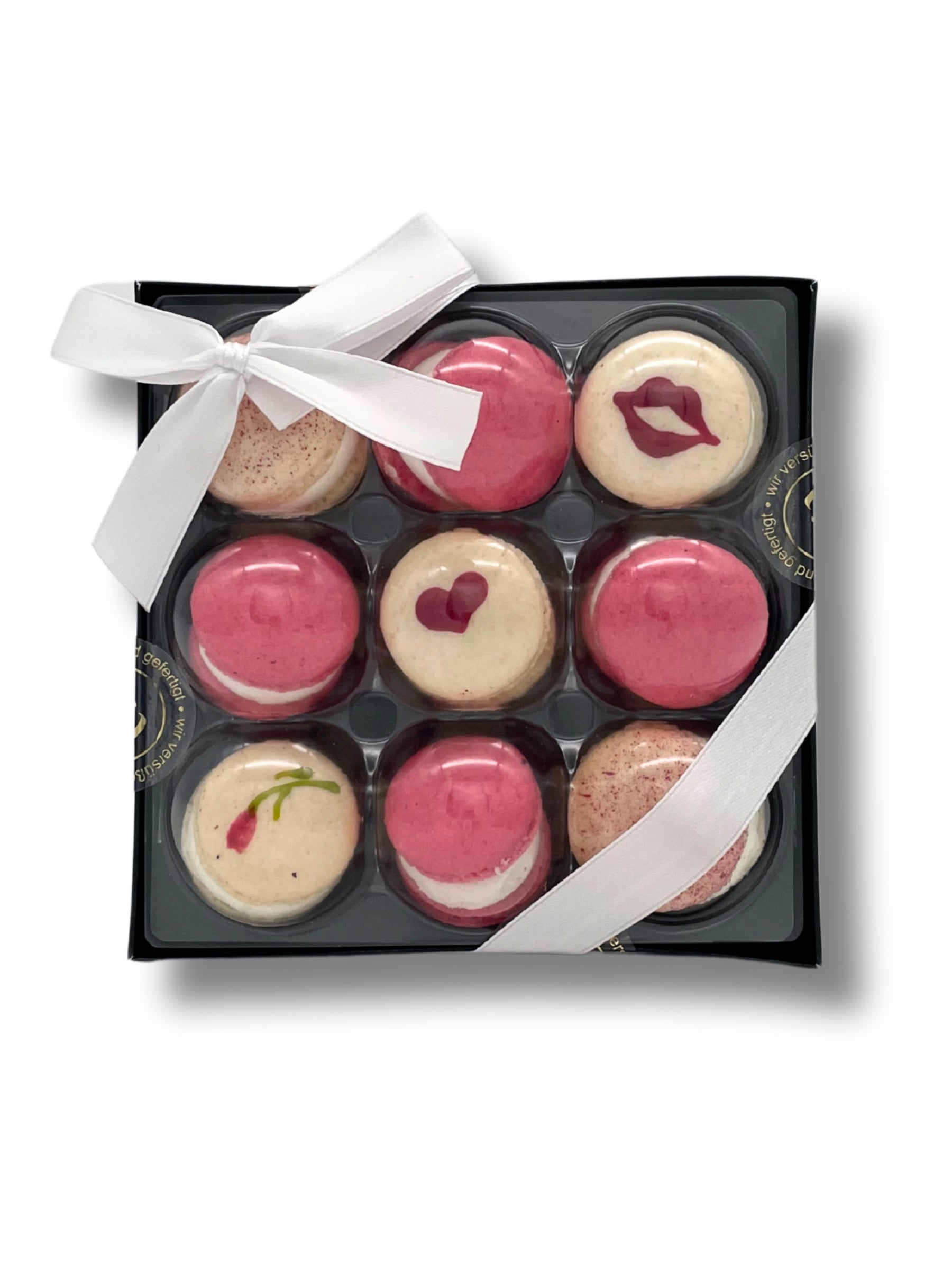 Geschenkpackung „Macarons Liebe“ mit feinem französischen Mandelgebäck und Cremefüllung – stilvolles Präsent für Genießer.