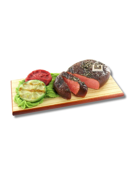 Marzipan-Steak mit Grillgemüse-Garnitur, handgefertigte Marzipanfigur, 150 g, von der Odenwälder Marzipan Konditorei – erhältlich in der Dreyer Confiserie in Hameln und online.