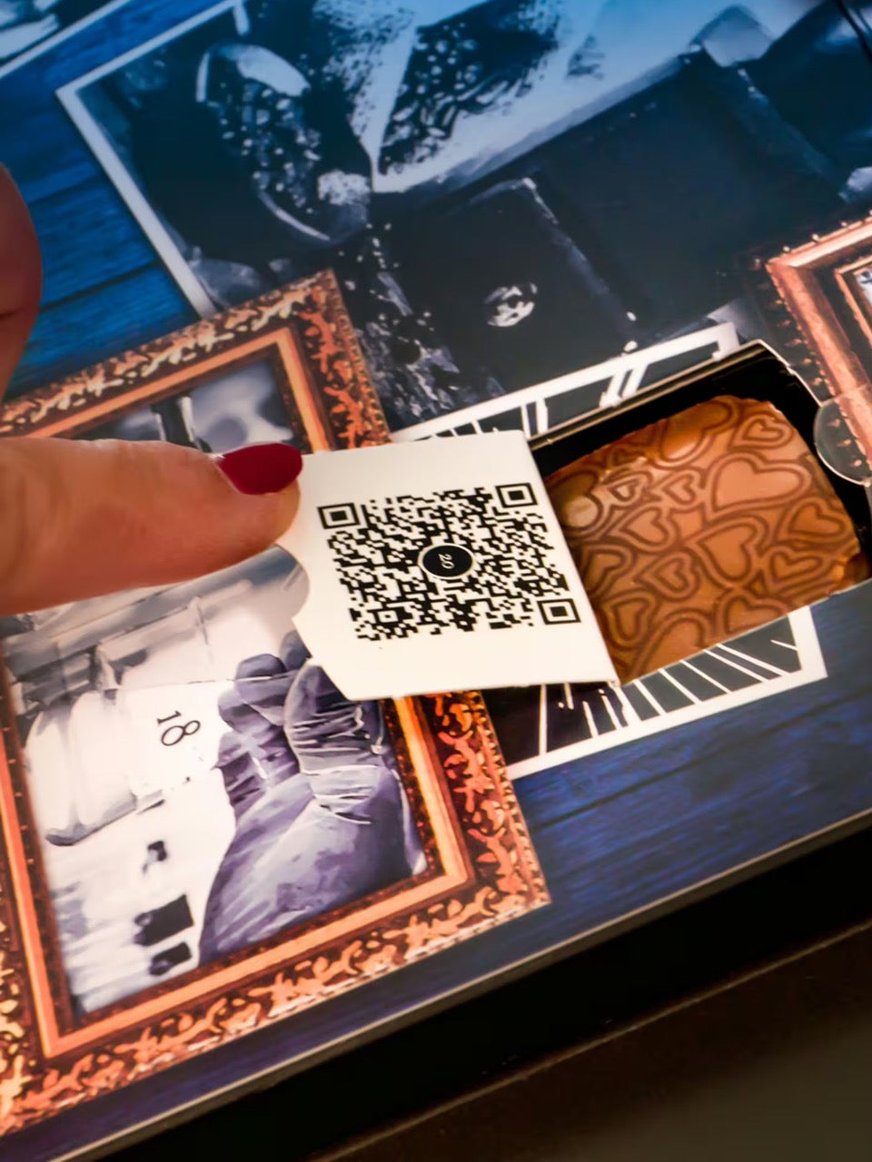 Inhalt des Criminal Christmas Adventskalenders Knechts schwerster Fall 255 g von PETERS Pralinen – Pecarée-Trüffeltäfelchen & QR Code zur App.