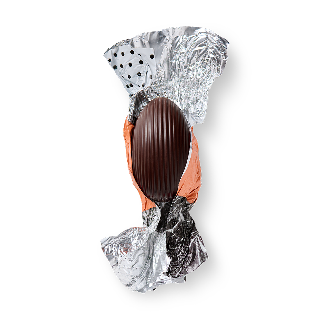 Anschnitt des Sawade Knickebein-Ostereis – flüssige Füllung aus Eierlikör und Kirschlikörfondant in edler Zartbitterschokolade, exklusiv in Hameln bei Dreyer Confiserie.