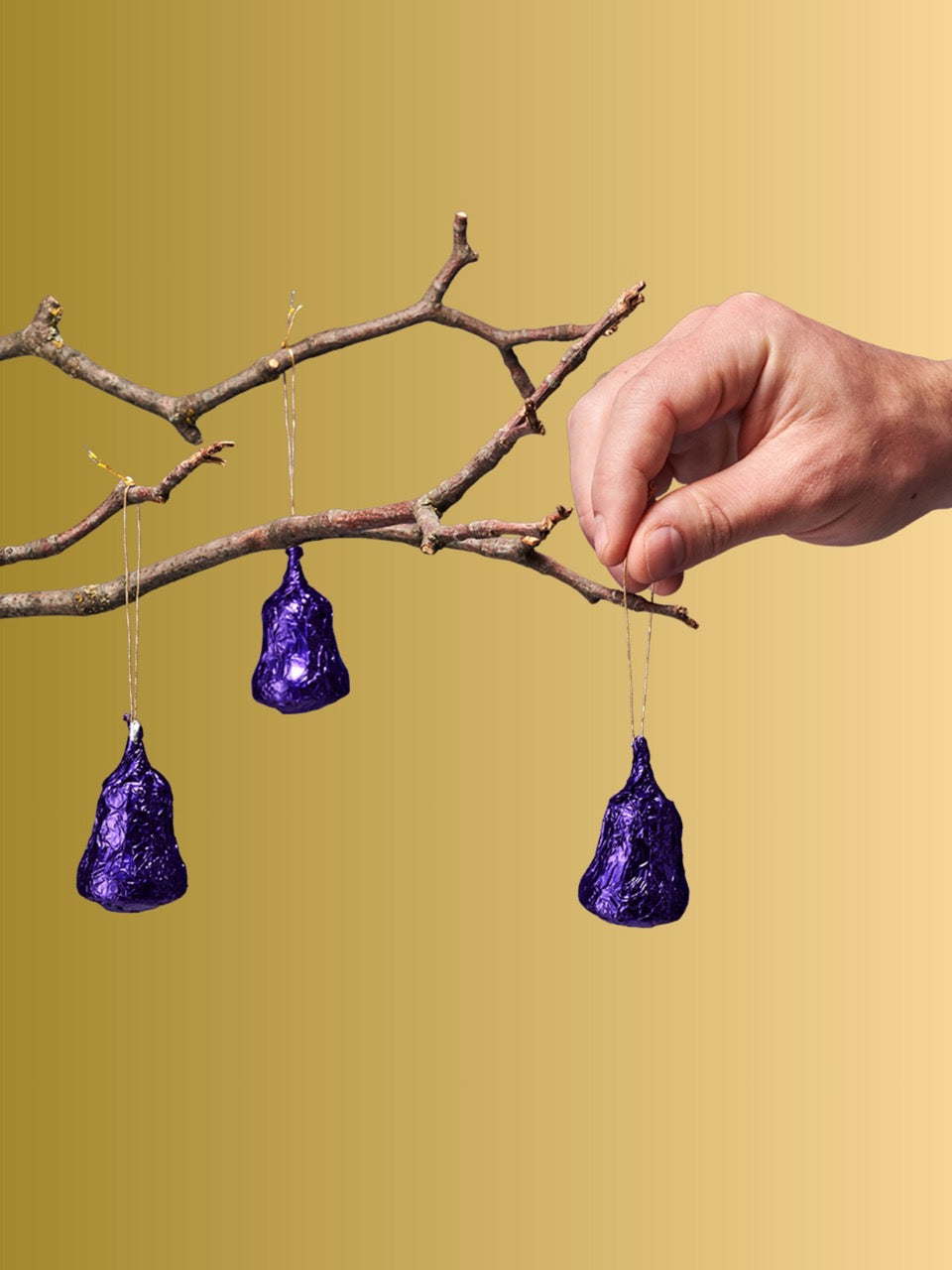 Detailaufnahme am Weihnachtsbaum Sawade Glocke – gefüllt mit cremigem Sahnenougat, umhüllt von Vollmilchschokolade