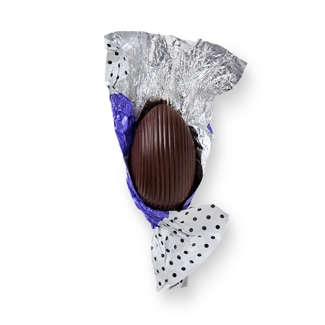 Anschnitt eines Sawade Trüffel-Ostereis mit dunkler Schokolade und fruchtiger Waldbeerfüllung, exklusiv bei der Confiserie Dreyer in Hameln