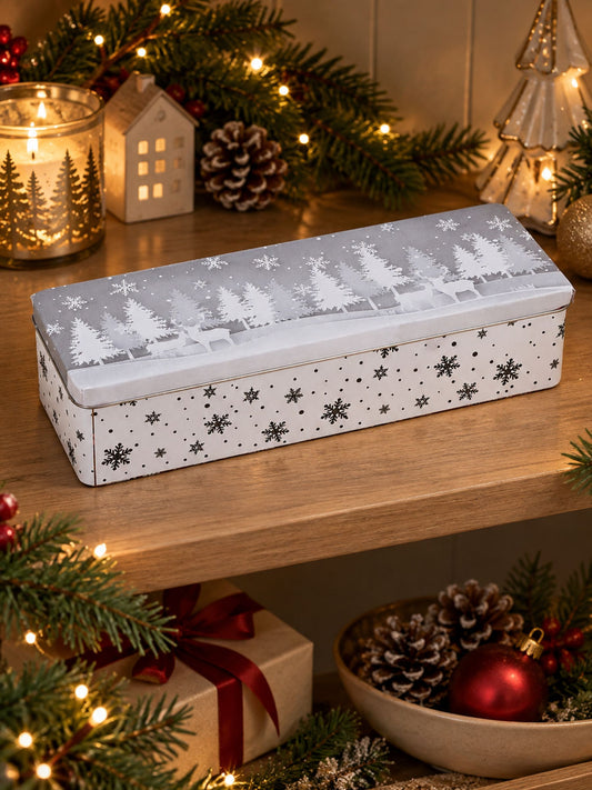 Verkaufsbild von Graue Metalldose Winterwald 29x7x10cm von G. Wurm mit weißem Schneeflocken- und Waldmotiv in Schrank