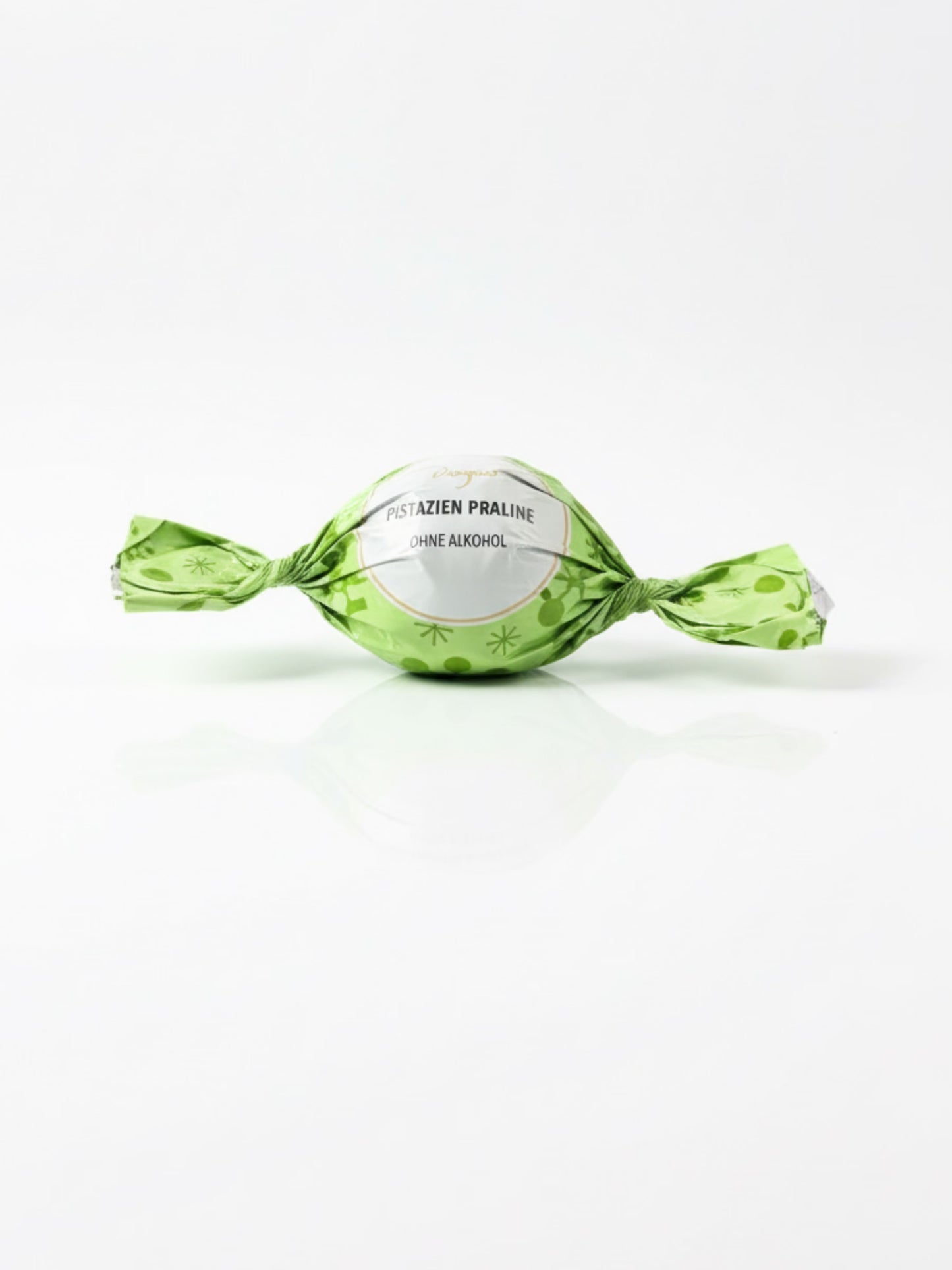 Wagner Weihnachtskugel Pistazie 24 g, gefüllte weiße Schokoladenkugel mit feiner Pistaziencreme, handgefertigt und festlich gewickelt, erhältlich in der Dreyer Confiserie in der Rattenfängerstadt Hameln.