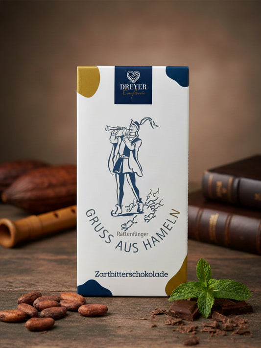 Verpackung von unserer Schokolade „Gruß aus Hameln“ Zartbitter 80 g – edle Zartbitterschokolade mit Motiv der Rattenfängerstadt Hameln, handgefertigt für die Dreyer Confiserie.