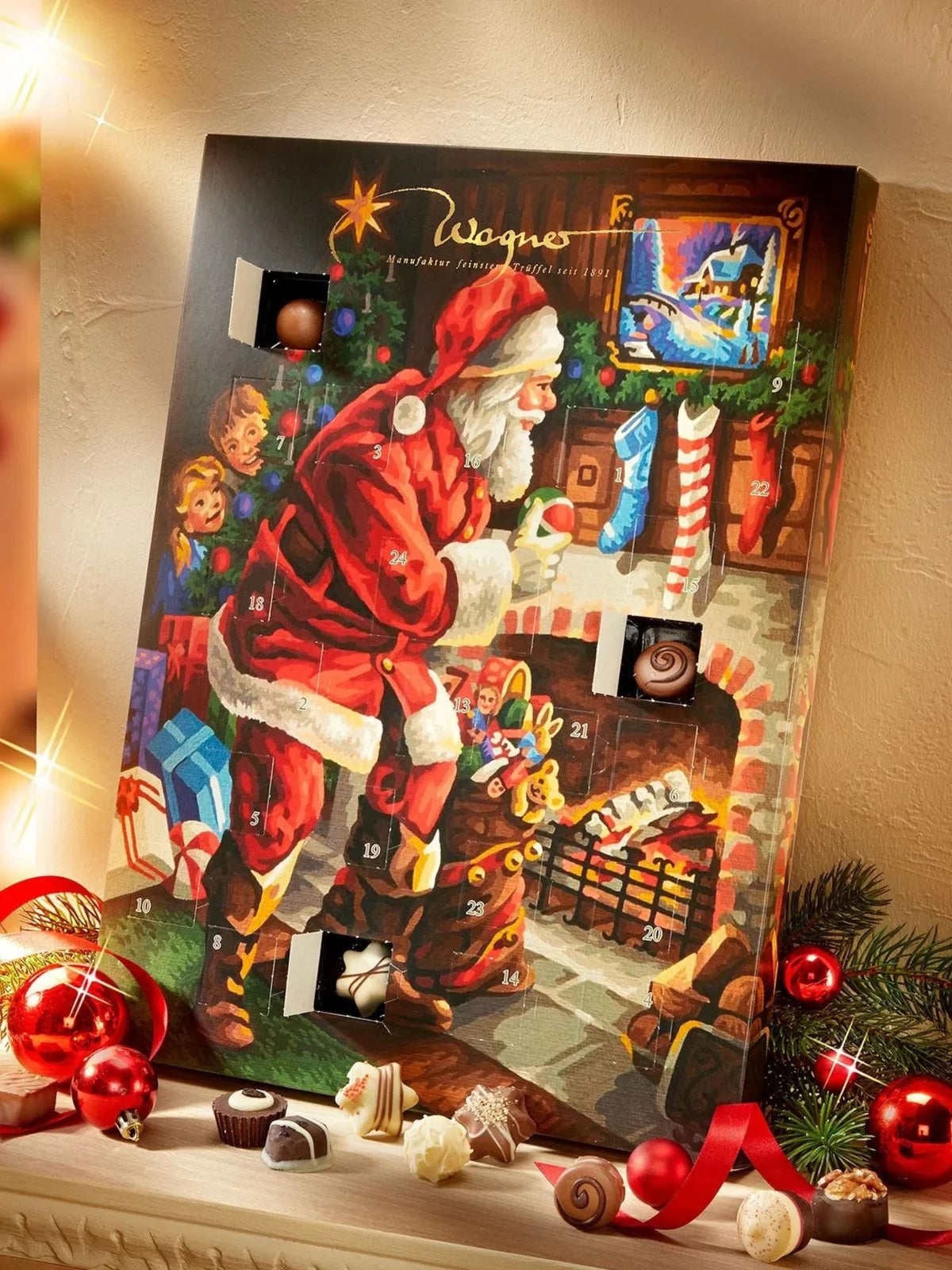 Wagner Pralinen Adventskalender Weihnachtsmann 315g mit geöffneten Türchen, feinen Schokoladenpralinen, festlicher Weihnachtsdekoration und nostalgischem Kaminmotiv