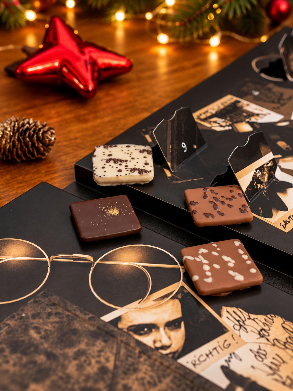 Criminal Christmas Die Verschwörung Adventskalender 255g von PETERS Pralinen mit geöffneten Türchen, Schokoladentäfelchen und weihnachtlicher Krimi-Dekoration