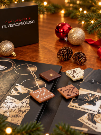 Criminal Christmas Die Verschwörung Adventskalender 255g von PETERS Pralinen mit verschiedenen Schokoladentäfelchen, Kriminalfall-Motiven und festlicher Weihnachtsdekoration