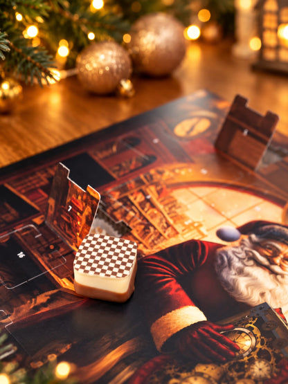 Das zauberhafte Adventszeitlädchen Adventskalender 300g von PETERS Pralinen mit geöffnetem Türchen, Schokoladenpraline und nostalgischem Weihnachtsmannmotiv