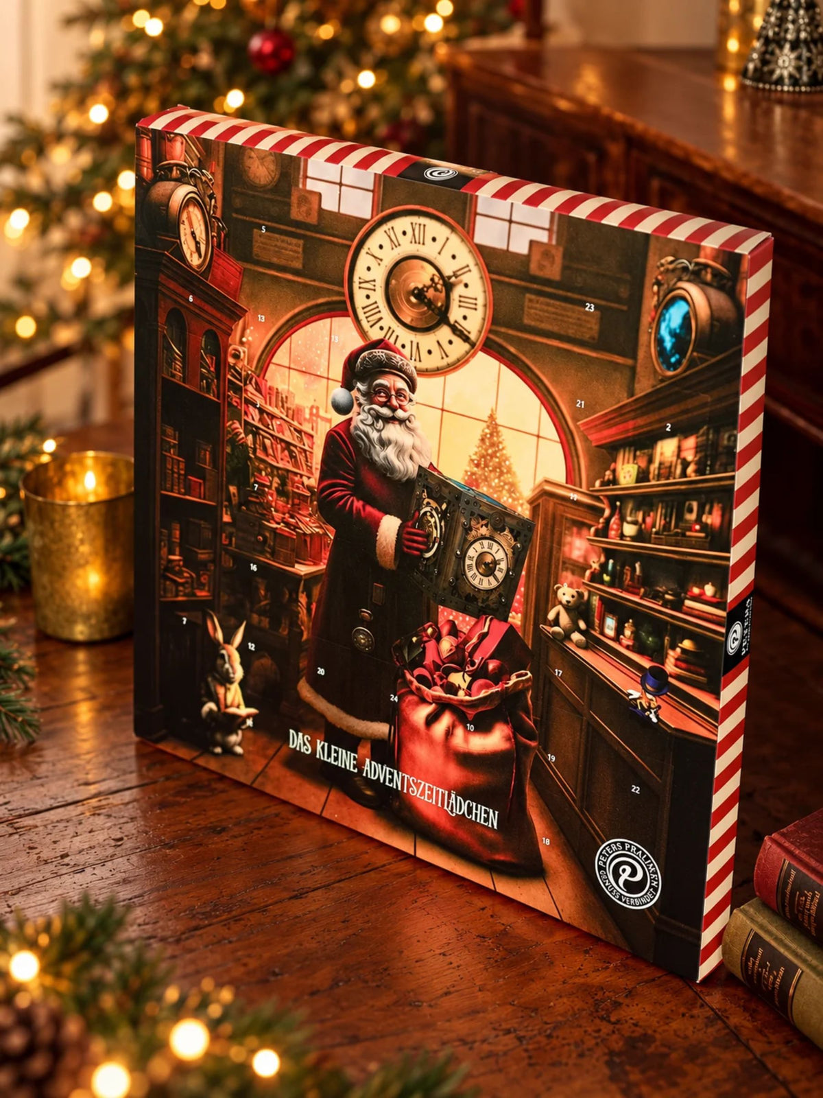 Das zauberhafte Adventszeitlädchen Adventskalender 300g von PETERS Pralinen mit Weihnachtsmann, nostalgischem Spielzeugladen, großer Uhr und festlicher Weihnachtsdekoration