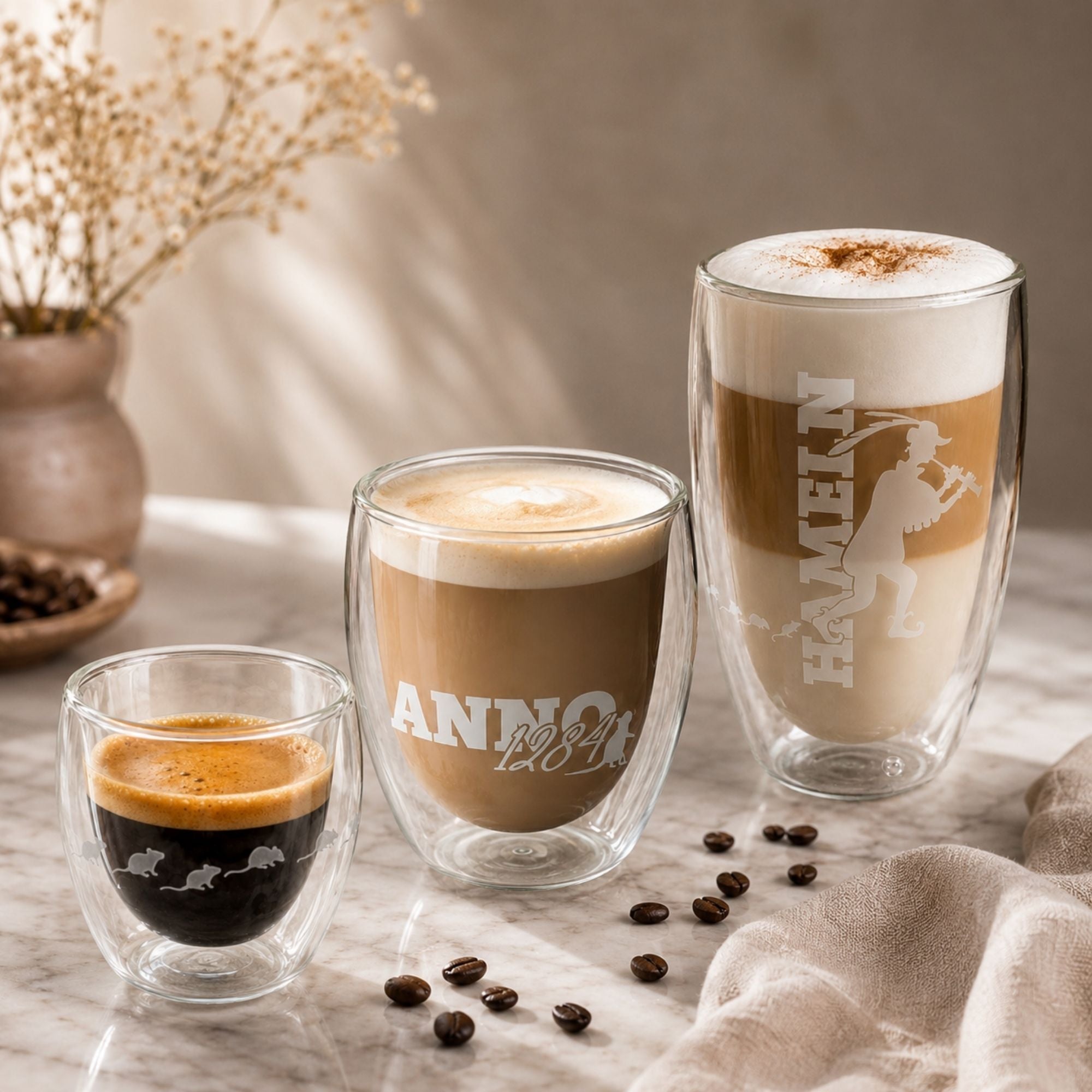 Doppelwandige Gläser mit Espresso, Cappuccino und Latte Macchiato