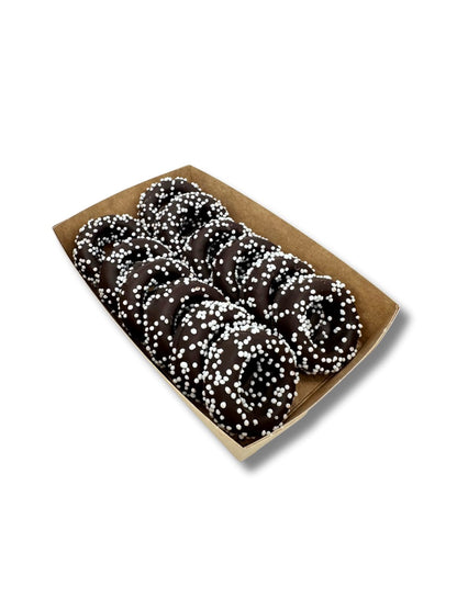 Creme Ringe 125 g, zartes Winterkonfekt aus Fondant in Bitterschokolade mit weißen Zuckerperlen, erhältlich in der Dreyer Confiserie in der Rattenfängerstadt Hameln.