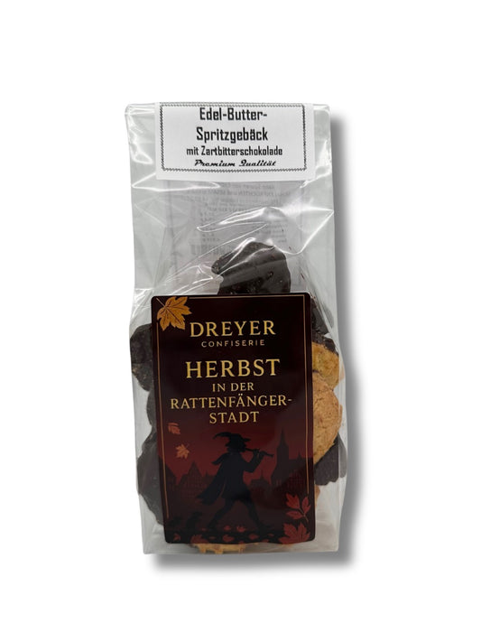 Edel-Butter-Spritzgebäck mit Zartbitterschokolade 175 g von der Dreyer Confiserie – traditionelles Buttergebäck in Premium-Qualität, handwerklich gefertigt in Hameln und erhältlich in der Dreyer Confiserie in der Rattenfängerstadt Hameln.

👉 Soll ich bei den Produkten, wo die Nährwerte auf dem Foto nicht vollständig