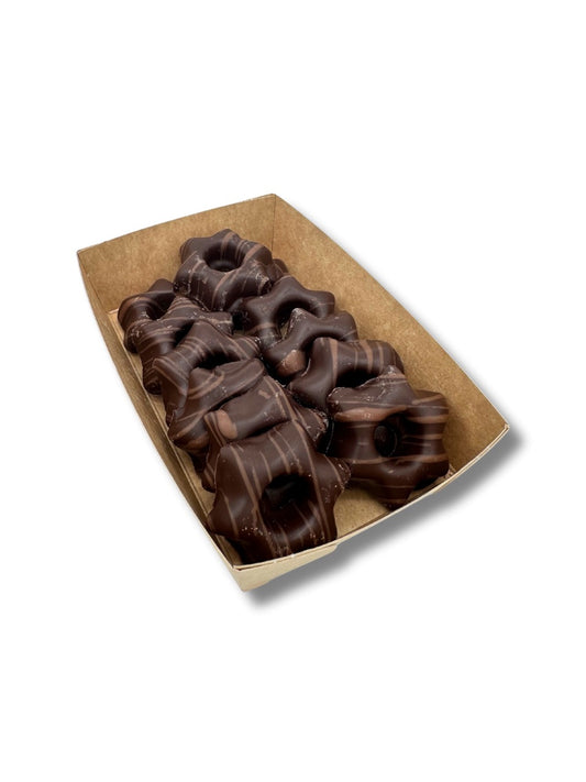 Edelmarzipan Sterne 100 g, feines Marzipan mit Bitterschokolade und Vollmilchschokoladenverzierung, winterliche Spezialität aus der Dreyer Confiserie in der Rattenfängerstadt Hameln.