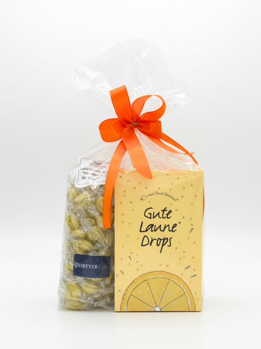 Bundle „Gute Laune Drops“ – Dispenser 1 kg & Nachfüllpack 750 g von K’s Soul Food Kitchen, spritzig-saure Zitronen-Bonbons mit Brausekern, vegan und vitaminreich, ideal zum Nachfüllen und Verteilen, erhältlich in der Dreyer Confiserie in der Rattenfängerstadt Hameln.