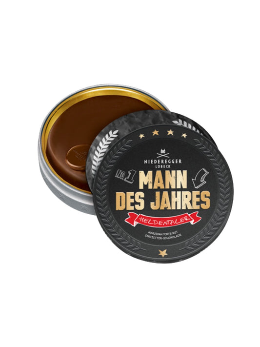 Niederegger „Mann des Jahres“ Heldentaler 185 g – Marzipan mit Zartbitter-Schokolade in dekorativer Metalldose, erhältlich in der Dreyer Confiserie in der Rattenfängerstadt Hameln.