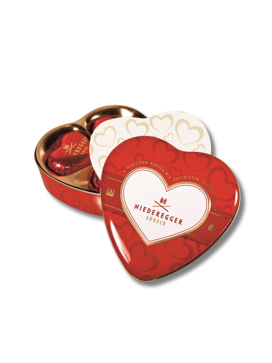 Niederegger Marzipan Herzen in Geschenkdose Zartbitter 75 g – Marzipanherzen mit edler Zartbitterschokolade in wiederverwendbarer Metalldose, erhältlich in der Dreyer Confiserie in der Rattenfängerstadt Hameln.