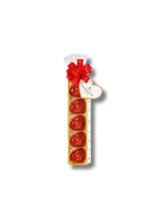 Niederegger Marzipan Herzen Schleife & Karte 62,5 g – herzförmige Marzipan-Pralinen mit Zartbitter-Schokolade in Geschenkverpackung mit Schleife und Grußkarte, erhältlich in der Dreyer Confiserie in der Rattenfängerstadt Hameln.