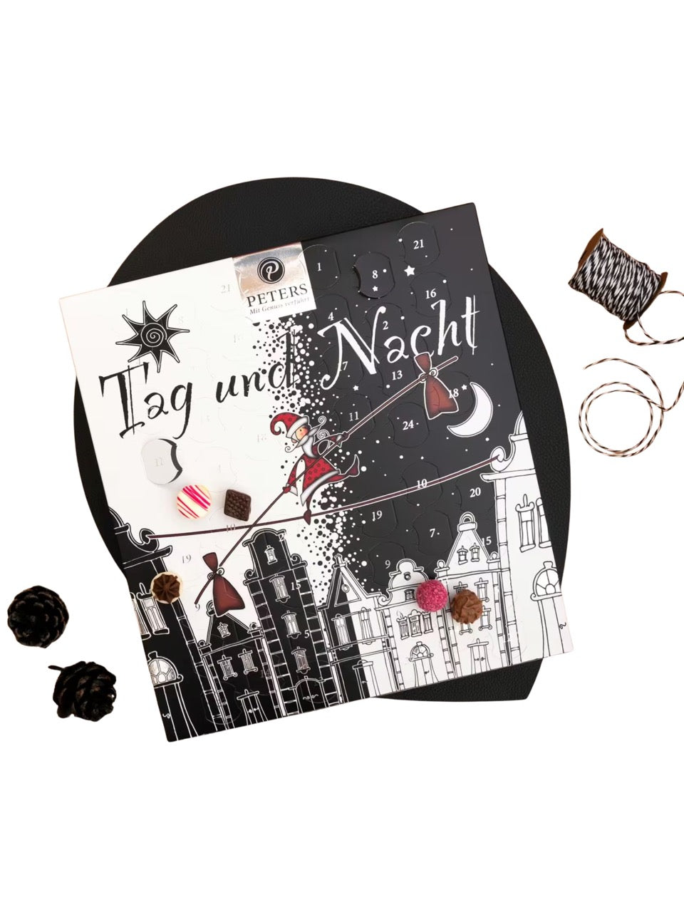 Vorderseite des PETERS Tag & Nacht Adventskalenders 275 g mit 48 Pralinen – alkoholfreie Mini-Trüffel für den Tag und Trüffel mit Alkohol für die Nacht.
