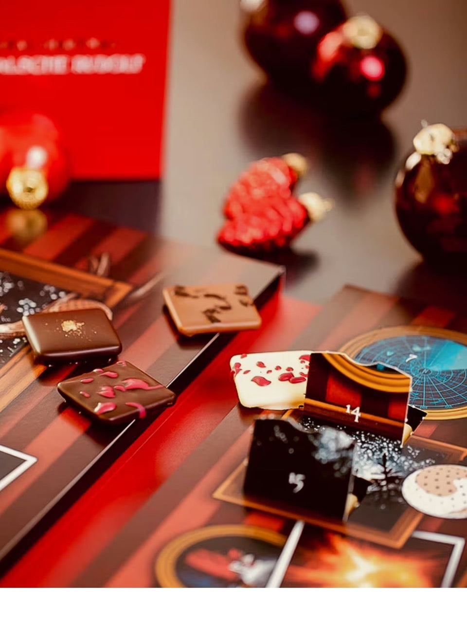 Pecarée-Trüffeltafeln aus dem PETERS Criminal Christmas Adventskalender „Der falsche Rudolf“ 255 g in verschiedenen Sorten dekorativ angerichtet.