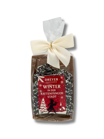 Pfefferminzsterne 150 g mit Aufdruck „Winter in der Rattenfängerstadt“, handverpackt mit cremefarbener Schleife, erhältlich in der Dreyer Confiserie in der Rattenfängerstadt Hameln.