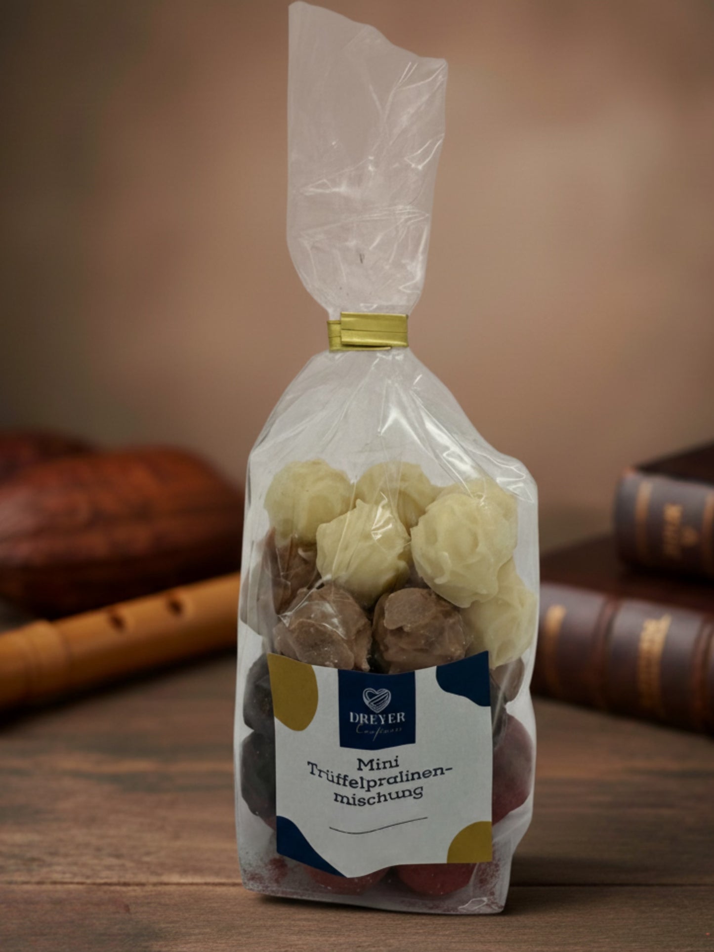 Dreyer Confiserie Mini-Trüffelpralinenmischung ohne Alkohol 150g. Handgefertigte Pralinen von Wagner Pralinen in Geschenkverpackung mit Rattenfänger von Hameln Design.