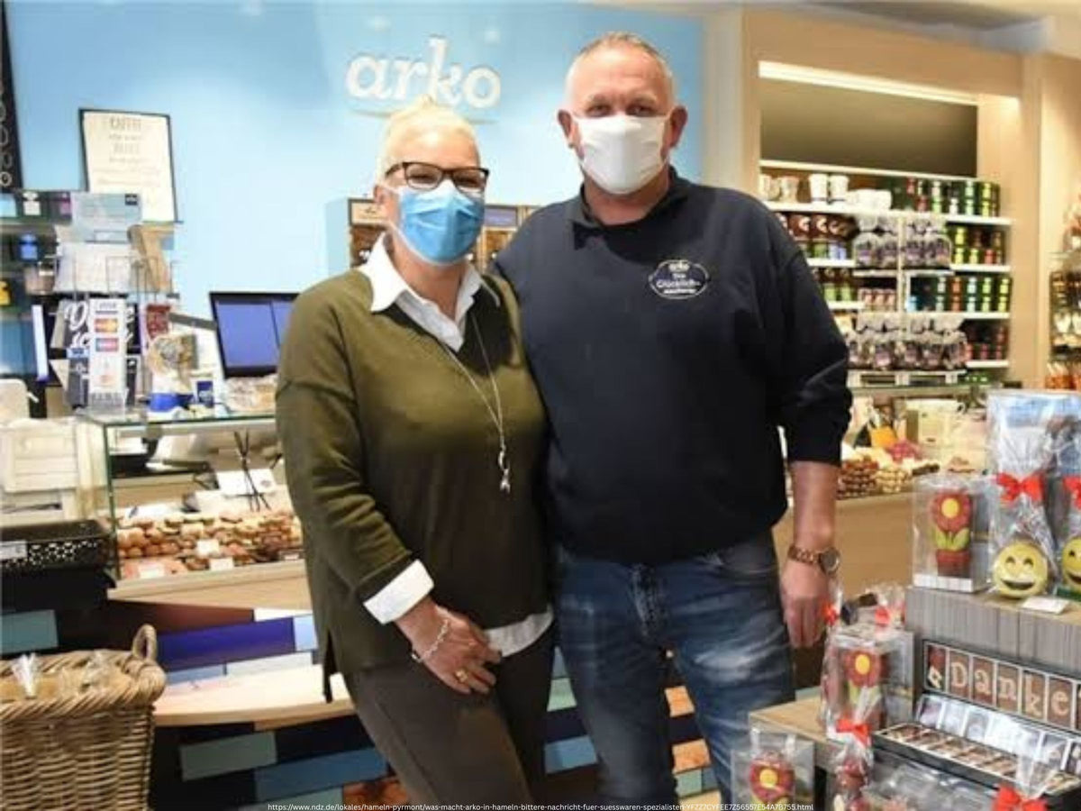 Bettina und Frank Dreyer mit Mund-Nasen-Schutz in ihrem Laden in Hameln während der Corona-Zeit 2020 aus einem Bericht der NDZ 
