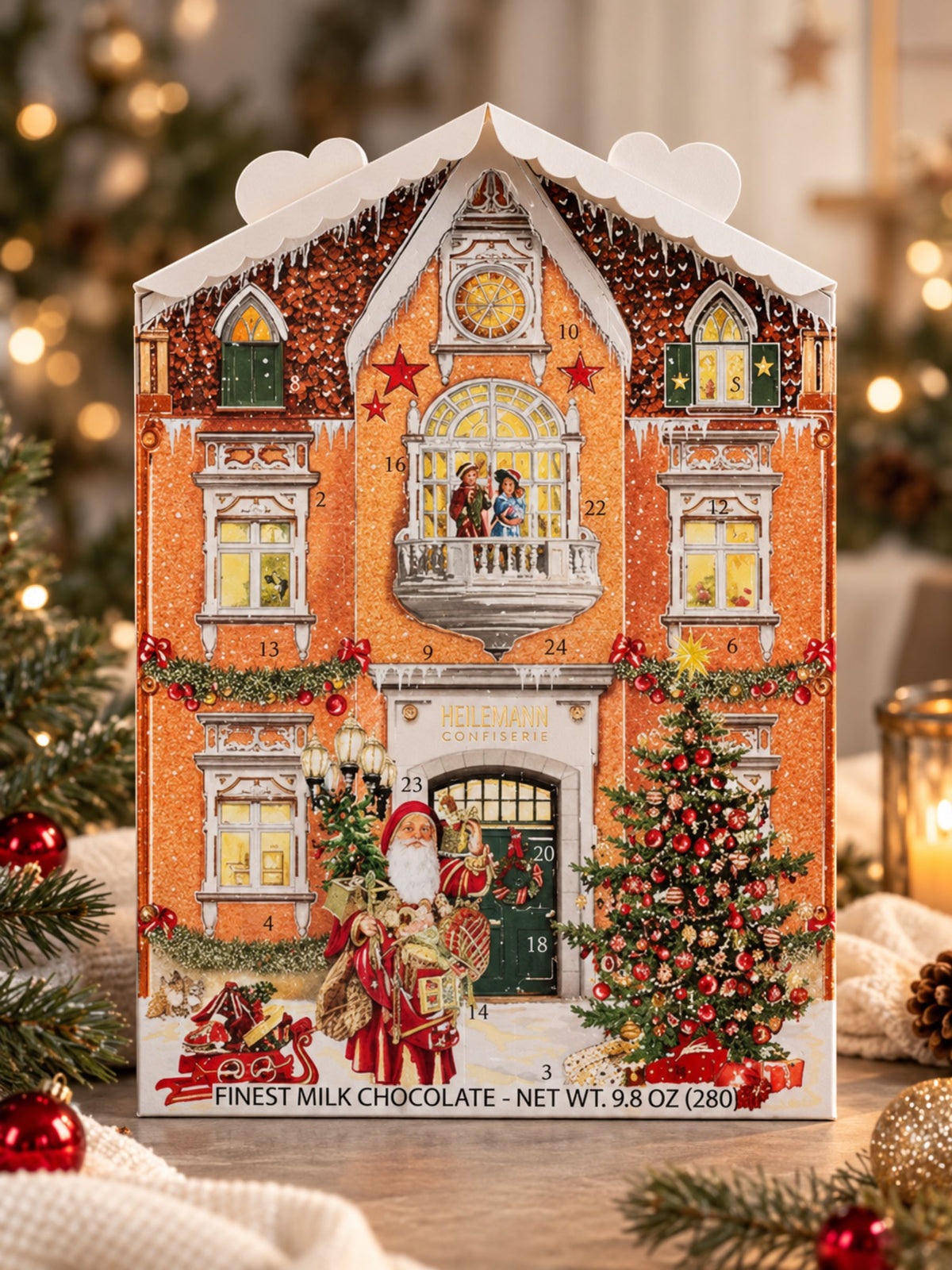 Adventskalender mit Dach 280g von Heilemann vor weihnachtlichem Hintergrund