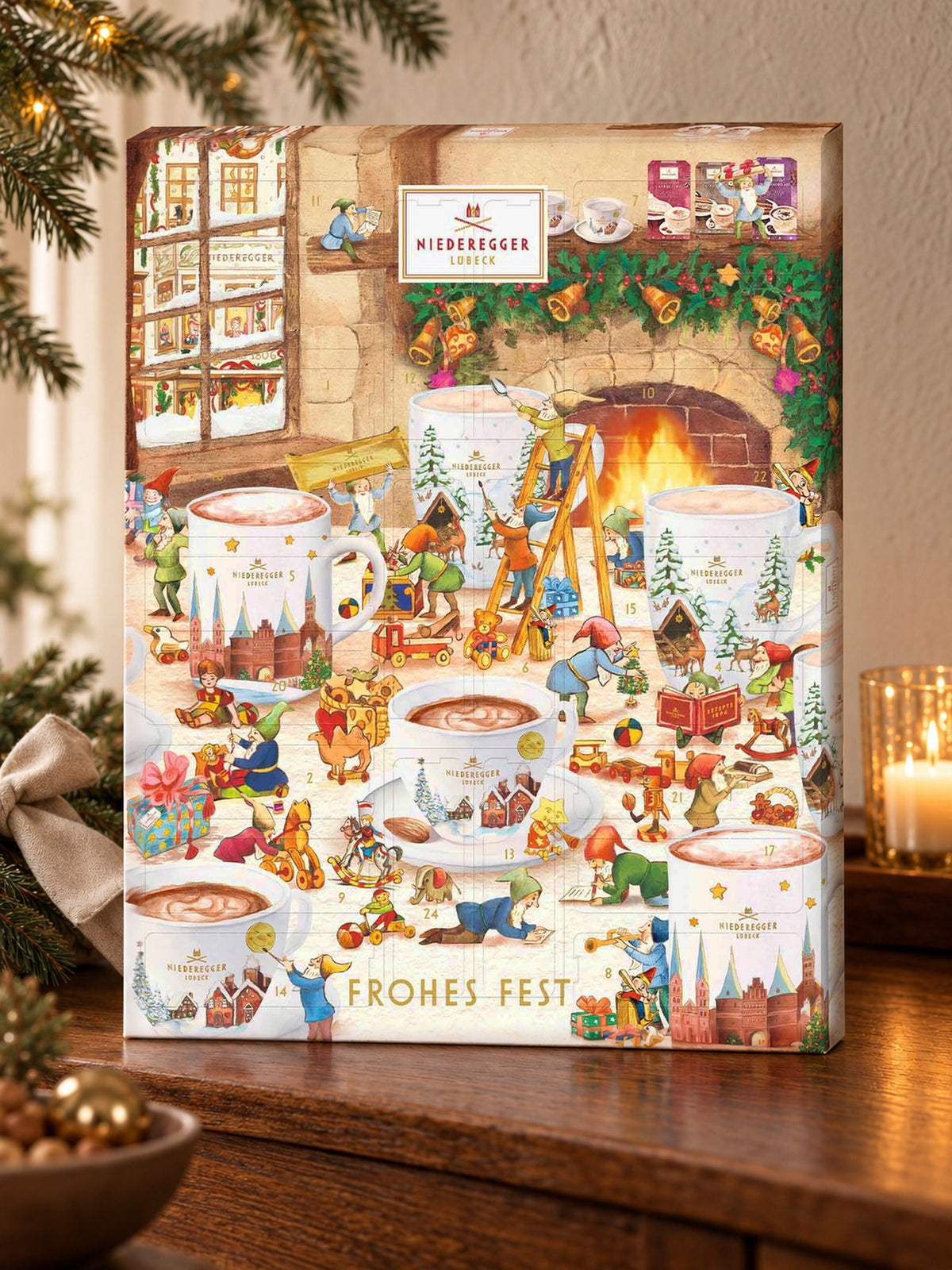 Niederegger J.G.N. Adventskalender Heissgetränke 548g mit festlichem Kaminmotiv, Marzipan-Heißgetränken, spielenden Weihnachtswichteln und weihnachtlicher Dekoration mit Kerzen und Tannenzweigen