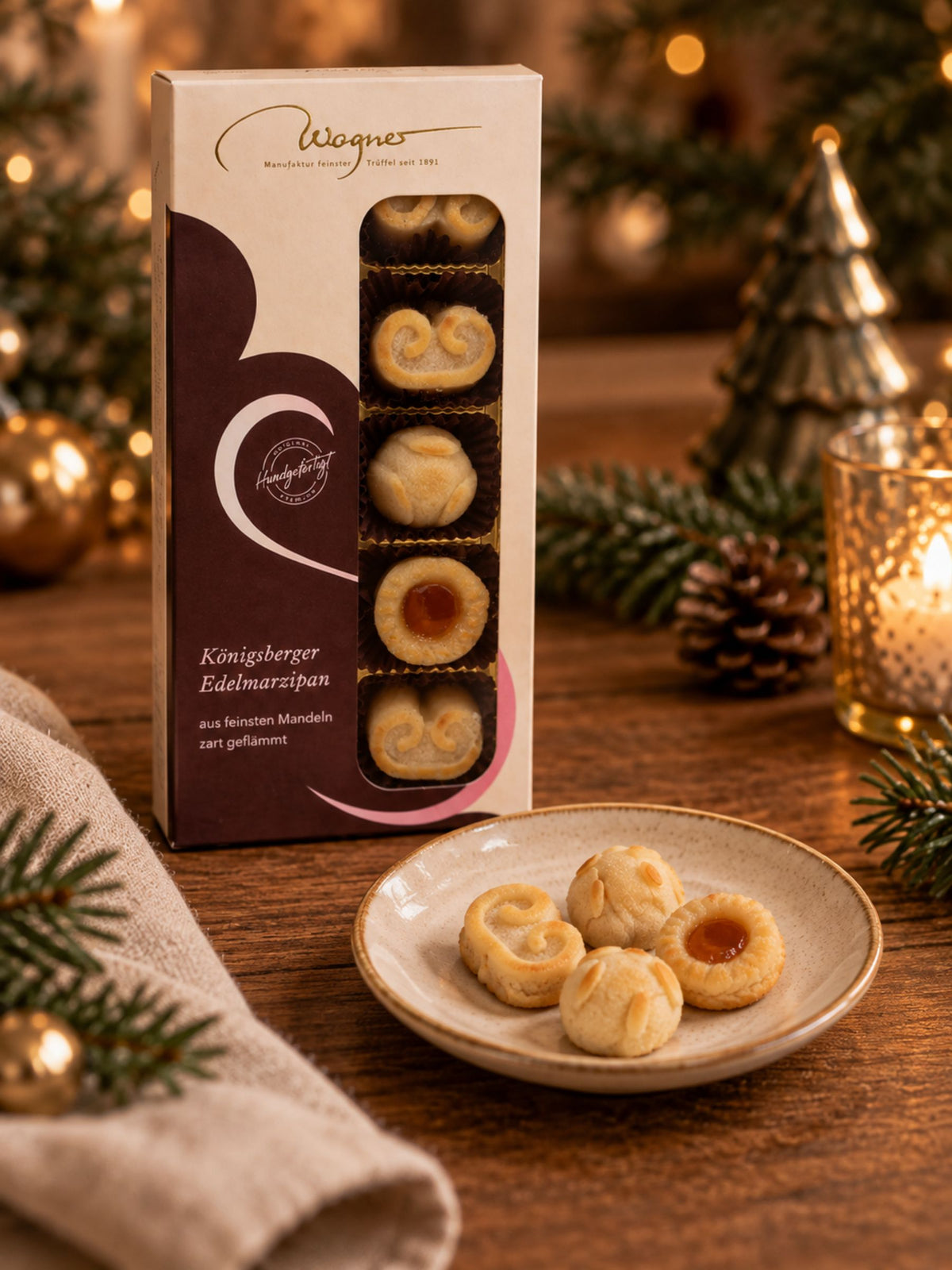 Produktbild des Königsberger Edelmarzipans 95g von Wagner Pralinen vor weihnachtlichem Hintergrund