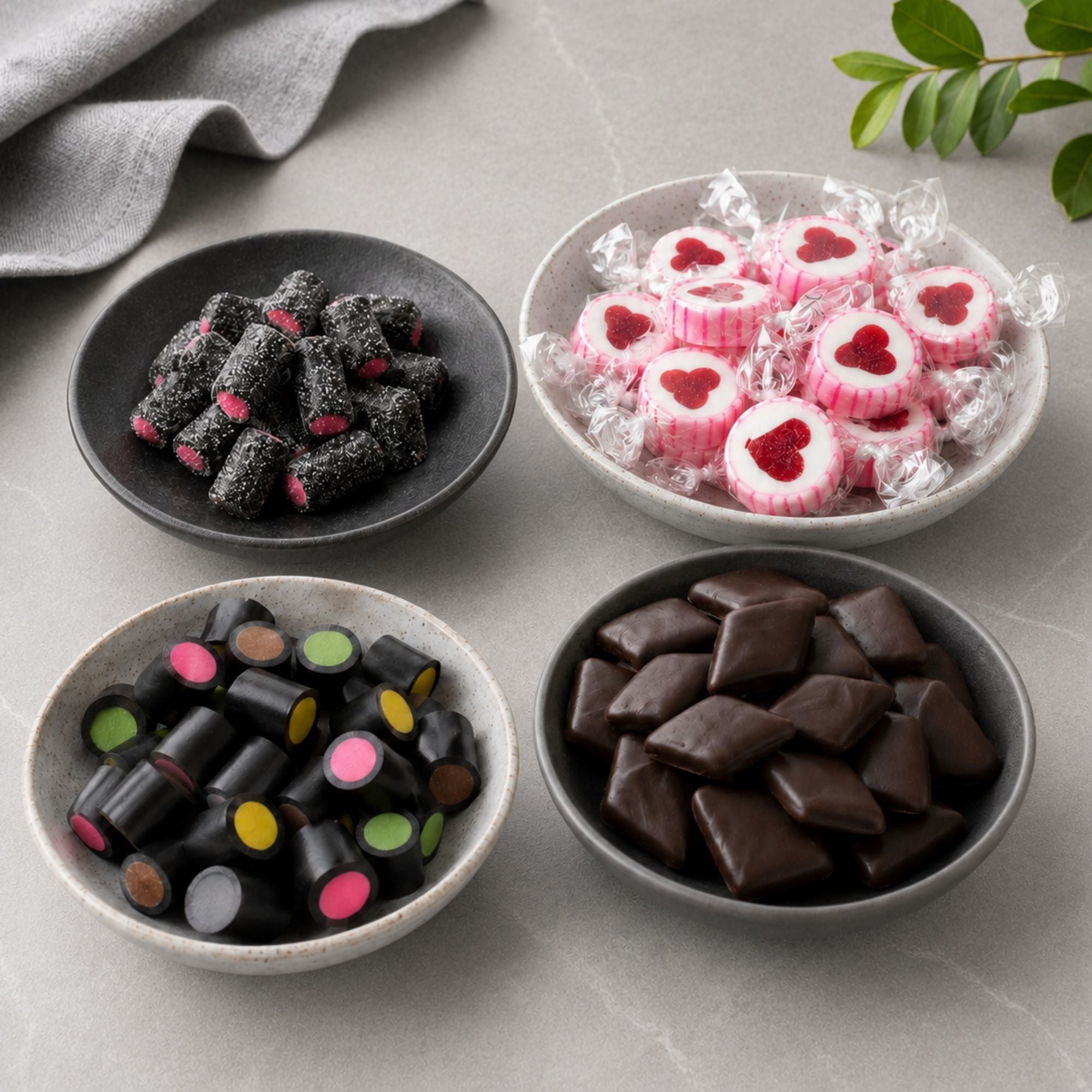 Lakritz-Spezialitäten und Bonbons auf hellem Naturstein