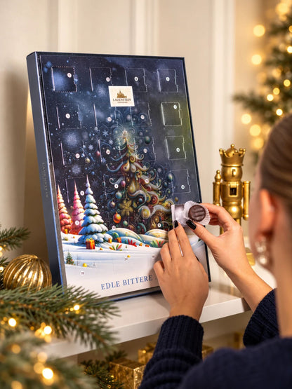 Lauensteiner Adventskalender Weihnachtsbaum Zartbitter 300g mit geöffnetem Türchen, handgefertigter Schokoladenpraline und festlichem Weihnachtsbaummotiv