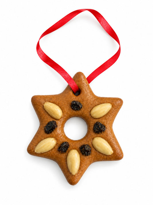Woletz Lebkuchen Stern 25g mit Mandeln, Rosinen und rotem Aufhängeband, freigestellt auf weißem Hintergrund.