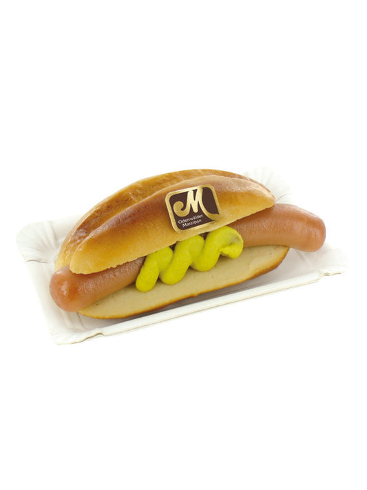Marzipanfigur in Form eines Brötchens mit Würstchen, 225 g, handgefertigt, glutenfrei und vegetarisch. Erhältlich online in der Dreyer Confiserie, oder auch in unserem Ladenlokal in der Rattenfängerstadt Hameln. 