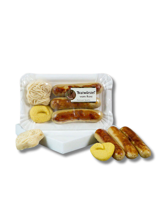 Marzipan Rostbratwürste mit Sauerkraut und Senf, handgefertigte Marzipanfigur, 100 g, von der Odenwälder Marzipankonditorei – erhältlich in der Dreyer Confiserie in Hameln und online.