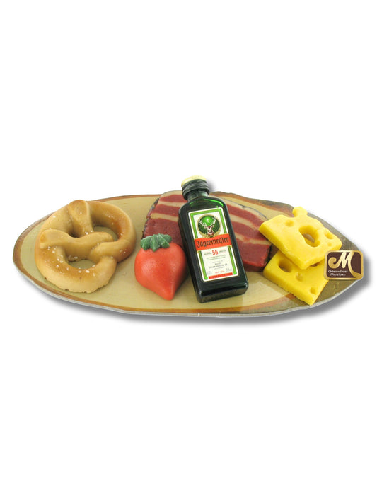 Schinkenbrett aus Marzipan mit Kräuterlikörflasche, handgefertigt, 150 g, täuschend echt modelliert auf Holzbrett. Erhältlich in der Dreyer Confiserie in der Rattenfängerstadt Hameln.