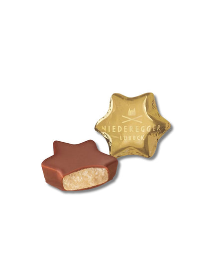 Produktbild angeschnitten von den Marzipan Zimsternen von Niederegger.