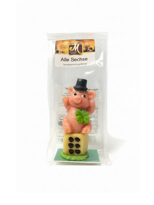 Odenwälder Marzipan „Alle Sechse“ Glücksschwein auf Würfel 50g: Handgefertigter Marzipan-Glücksbringer für Silvester und den Jahreswechsel, erhältlich in der Dreyer Confiserie in der Rattenfängerstadt Hameln.