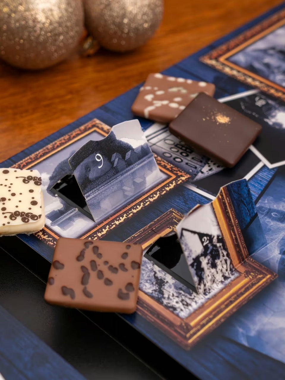 Inhalt des Criminal Christmas Adventskalenders Knechts schwerster Fall 255 g von PETERS Pralinen – Pecarée-Trüffeltäfelchen ausgepackt.