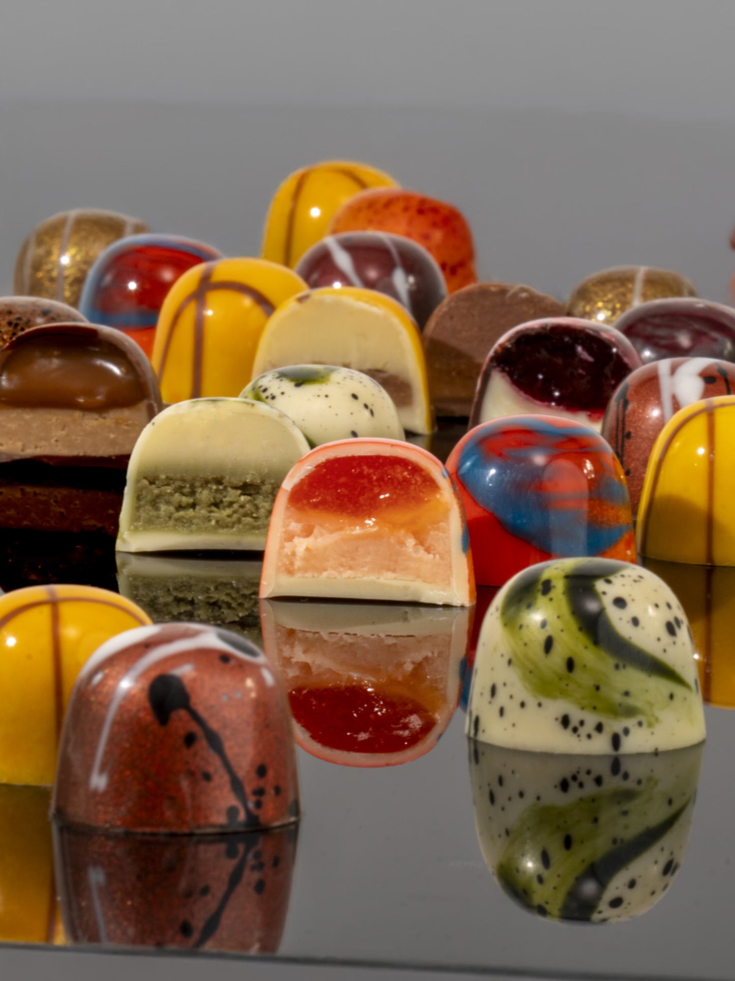 Produktbild, angeschnittene PETERS Glanzpralinen-Mischung mit & ohne Alkohol 90 g – handgefertigte Premium-Pralinen mit und ohne Spirituosenfüllung.