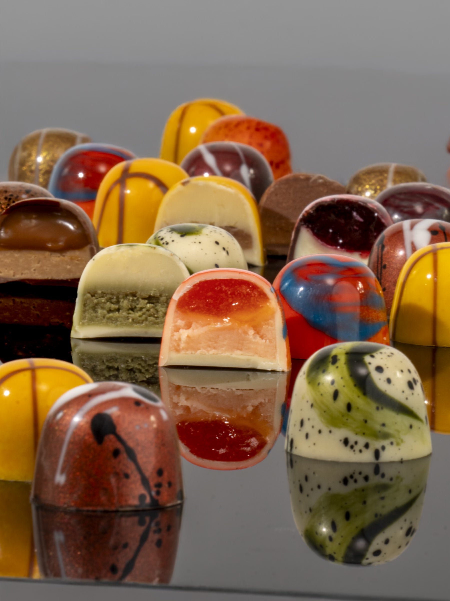 Produktbild, angeschnittene PETERS Glanzpralinen-Mischung mit & ohne Alkohol 90 g – handgefertigte Premium-Pralinen mit und ohne Spirituosenfüllung.