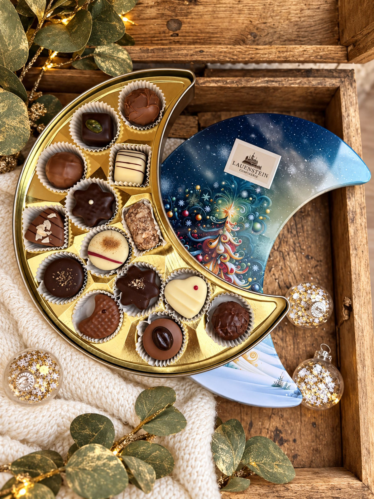 Sechs Pralinensorten der Lauenstein Präsentdose Mond Blau 175g mit Pistazien-Marzipan, Spekulatius-Nougat, Weihnachtsstern-Trüffeln und Zimtpralinen