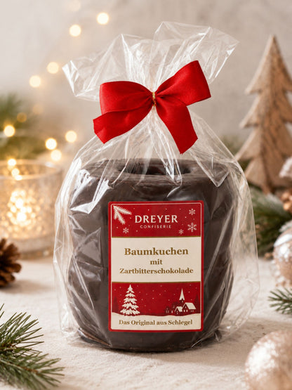 Produktbild von Baumkuchen Zartbitter 300g von Dreyer Confiserie vor weihnachtlichem Hintergrund